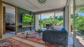 Departamento, varias camas, cocina, vista al océano (Sea View Residences 302) | Área de sala de estar | Televisión de pantalla plana de 42 pulgadas con canales digitales