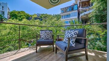 Condo, varias camas, hidromasaje, vista al océano (Sea View Residences 302) | Vista desde la habitación