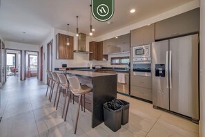 Apartment, Mehrere Betten, Küche, Meerblick (The Canuva Lux 204) | Eigene Küche | Esstisch