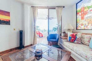 Leilighet, flere senger, kjøkken, havutsikt (604-VistadelSol) | Oppholdsområde | En 42-tommers Flatskjerm-TV med digitale kanaler