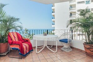 Leilighet, flere senger, kjøkken, havutsikt (604-VistadelSol) | Utendørsservering