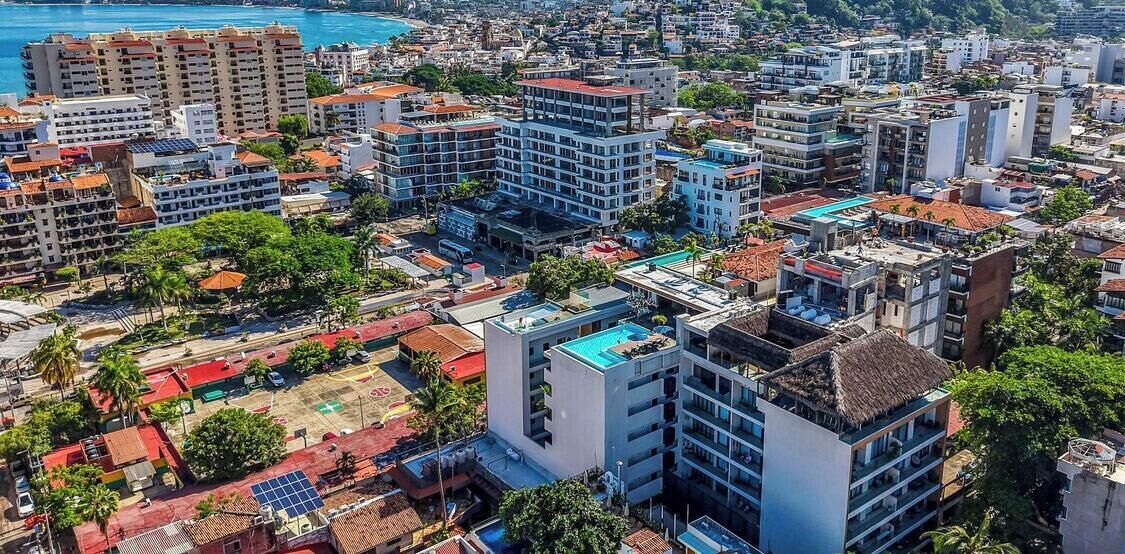 Une zone urbaine densément peuplée, avec de nombreux immeubles à étages, dont certains sont dotés de balcons et de terrasses apparents.