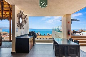 Apartment, 1 Katil Raja (King), Hot Tub, Ocean View (Nayri 606) | Tempat makan luar