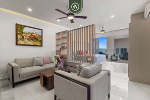 アパートメント キングベッド 1 台 キッチン オーシャンビュー (Nayri 606) | リビング エリア | 42 インチの薄型テレビ (デジタル放送視聴可)