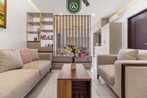 Apartment, 1 King Bed, Hot Tub, Ocean View (Nayri 606) | Interior