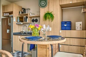 Studio, 1 King Bed, Balcony, City View (Makare 403) | Private kitchen