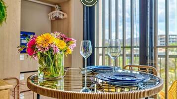Studio, 1 King Bed, Balcony, City View (Makare 403) | 1 bedroom, individually decorated, individually furnished, bed sheets