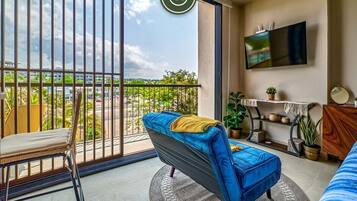Studio, 1 King Bed, Balcony, City View (Makare 403) | Living area