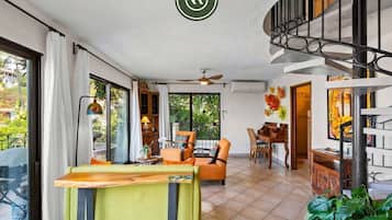 Condo, varias camas, acceso a la alberca, vista al océano (Hortensias 141 Unit 1) | Área de sala de estar