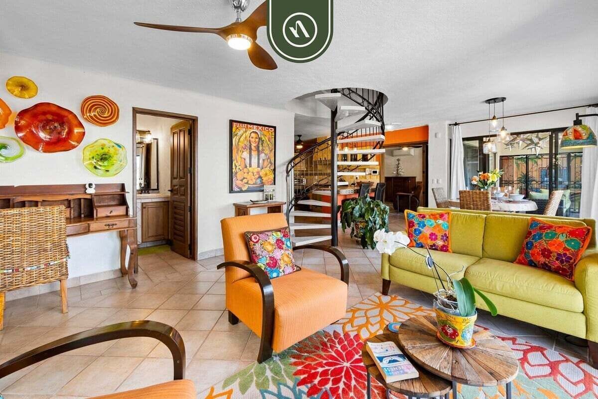 Condo, varias camas, acceso a la alberca, vista al océano (Hortensias 141 Unit 1) | Área de sala de estar