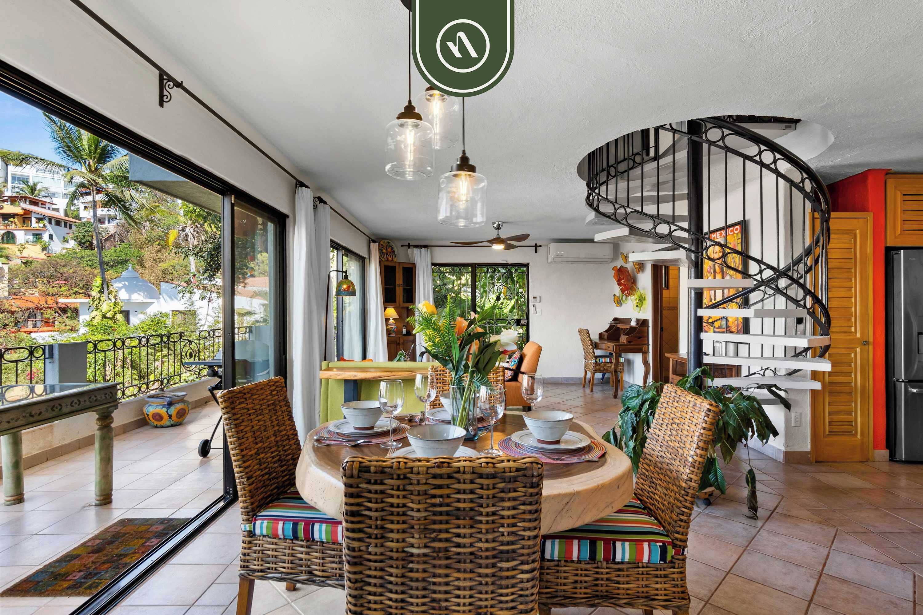 Departamento, varias camas, cocina, vista al océano (Hortensias 141 Unit 1) | Restaurantes