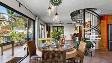 Departamento, varias camas, cocina, vista al océano (Hortensias 141 Unit 1) | Restaurantes