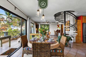 Departamento, varias camas, cocina, vista al océano (Hortensias 141 Unit 1) | Restaurantes