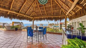 Departamento, varias camas, cocina, vista al océano (Hortensias 141 Unit 1) | Restaurante al aire libre