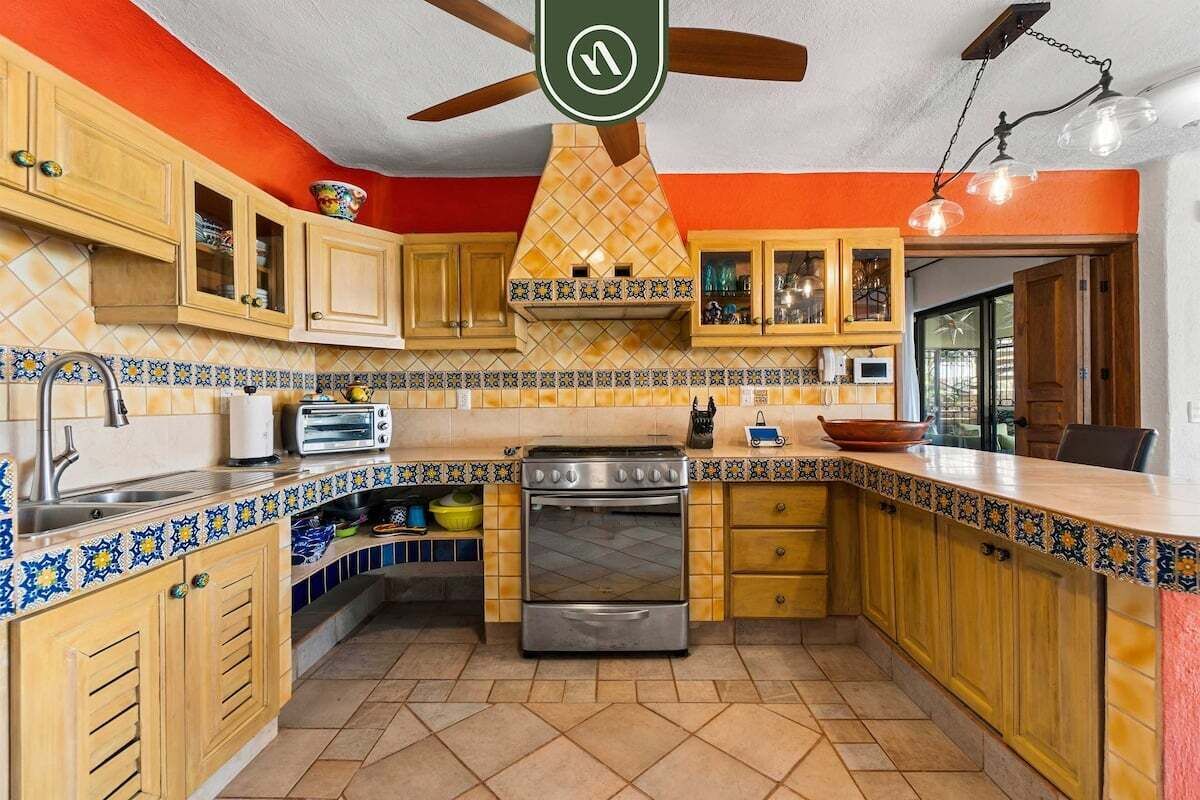 Condo, varias camas, acceso a la alberca, vista al océano (Hortensias 141 Unit 1) | Cocina privada | Cafetera y tetera 