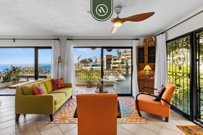 Departamento, varias camas, cocina, vista al océano (Hortensias 141 Unit 1) | Área de sala de estar | Televisión de pantalla plana de 42 pulgadas con canales digitales 