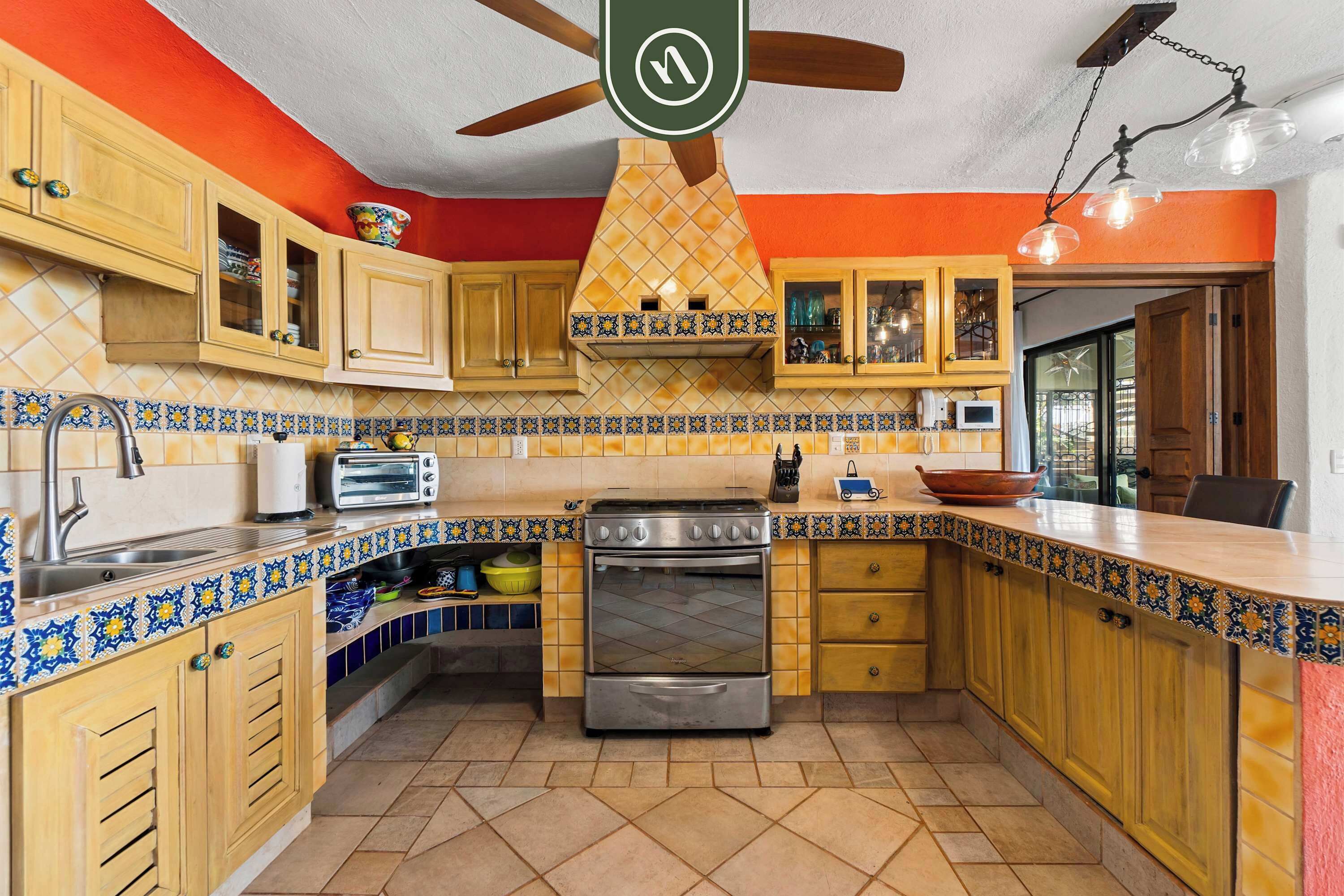 Departamento, varias camas, cocina, vista al océano (Hortensias 141 Unit 1) | Cocina privada | Cafetera y tetera y comedor 