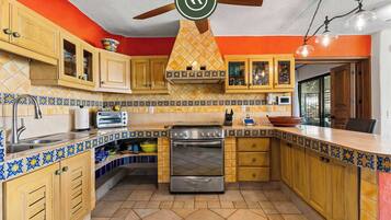 Departamento, varias camas, cocina, vista al océano (Hortensias 141 Unit 1) | Cocina privada | Cafetera y tetera y comedor