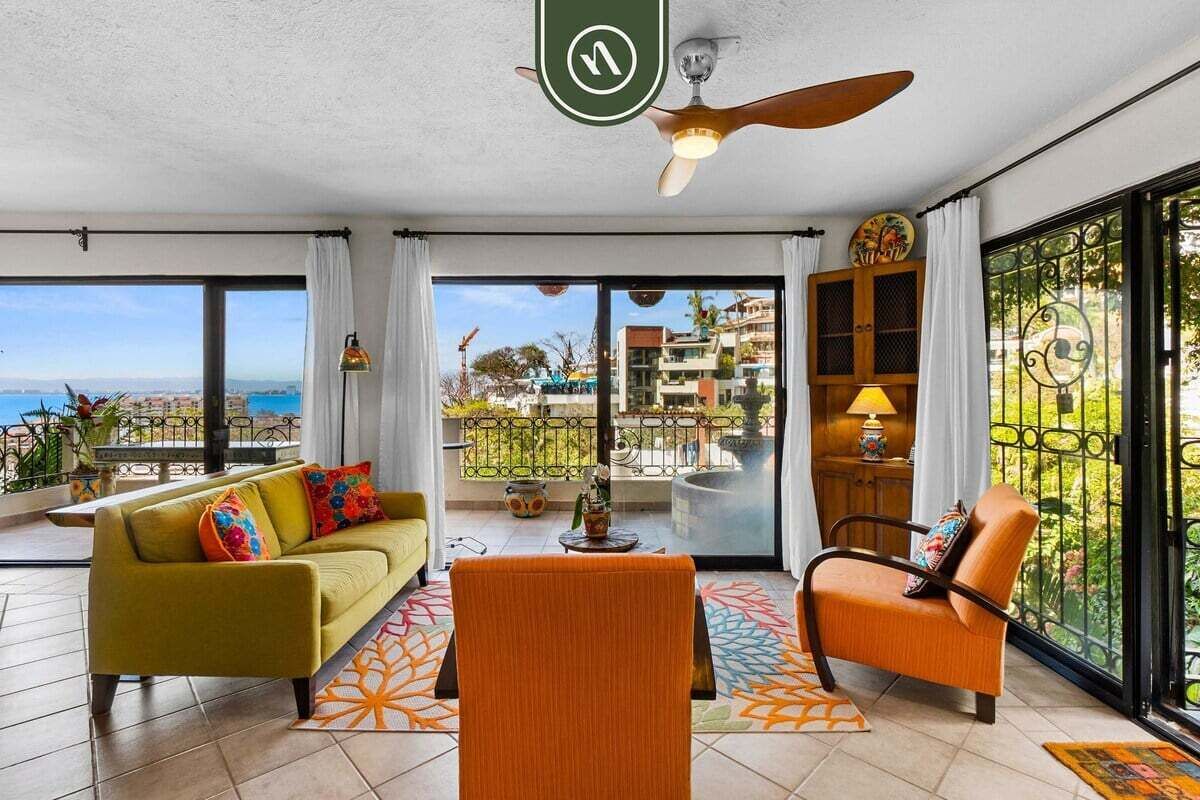 Condo, varias camas, acceso a la alberca, vista al océano (Hortensias 141 Unit 1) | Área de sala de estar