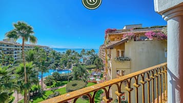 Appart'hôtel, plusieurs lits, accès piscine, vue océan (Velas Vallarta 2601) | Vue de la chambre