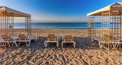 Beachfront 2 BR Condo - Beach - Pools - Tennis