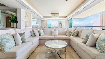 Appartement, plusieurs lits, baignoire à jets, vue océan (Shangri-La T5-7B) | Coin séjour