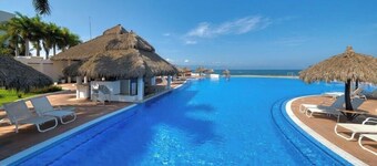 Luxury Oceanfront 4BR Condo - Pool - Ocean View