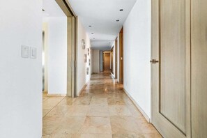 Apartment, Multiple Beds, Jetted Tub, Ocean View (Shangri-La T5-7B) | Interior