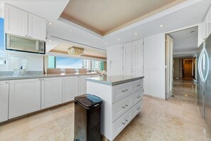 Apartment, Multiple Beds, Jetted Tub, Ocean View (Shangri-La T5-7B) | Private kitchen | Coffee/tea maker