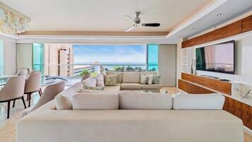 Departamento, varias camas, hidromasaje, vista al océano (Shangri-La T5-7B) | Área de sala de estar