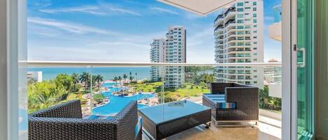 Apartamento, várias camas, banheira de hidromassagem, vista para o oceano (Shangri-La T5-7B) | Parte interna