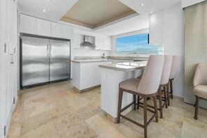 Apartment, Multiple Beds, Kitchen, Ocean View (Shangri-La T5-7B) | Private kitchen