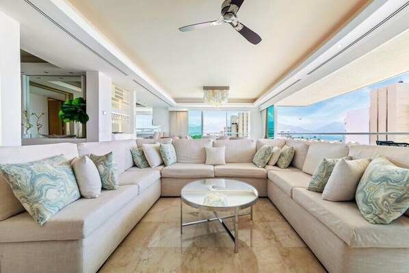 Departamento, varias camas, hidromasaje, vista al océano (Shangri-La T5-7B) | Área de sala de estar