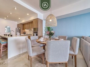 Condo, Plusieurs lits, accès à la piscine, vue sur l’océan (Harbor 171 North Tower 2103) | 3 chambres, décor unique, ameublement unique, literie fournie