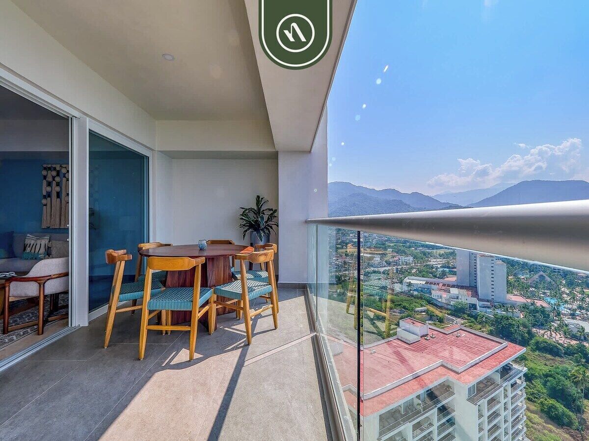 Un balcón con comedor y vistas de la ciudad.