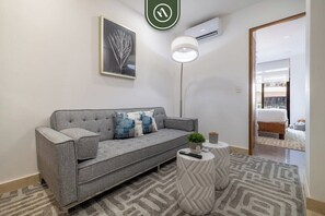 Departamento, 1 cama Queen size, balcón, vista al océano (Aquiles Serdan 374 No 03) | Área de sala de estar