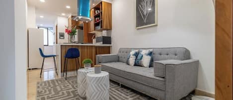Departamento, 1 cama Queen size, balcón, vista al océano (Aquiles Serdan 374 No 03) | Área de sala de estar