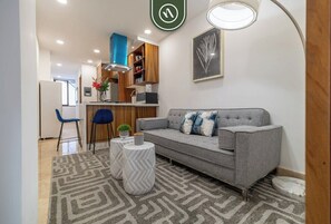 Departamento, 1 cama Queen size, balcón, vista al océano (Aquiles Serdan 374 No 03) | Área de sala de estar