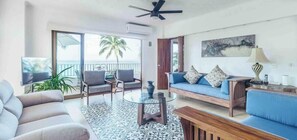 Departamento, varias camas, acceso a la alberca, vista al océano (214-VistadelSol) | Área de sala de estar
