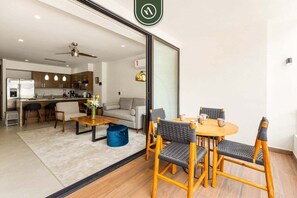 Appartement, Plusieurs lits, balcon, vue sur l’océan (Serenity 302) | Intérieur