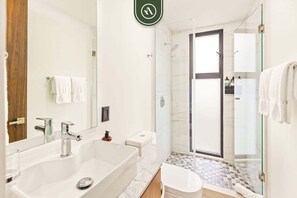 Apartment, Mehrere Betten, Balkon, Meerblick (Serenity 302) | Badezimmer | Handtücher