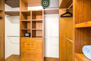 Apartment, Mehrere Betten, Balkon, Meerblick (Serenity 302) | Innenbereich