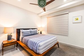 Apartment, Mehrere Betten, Balkon, Meerblick (Serenity 302) | 2 Schlafzimmer, individuell dekoriert, individuell eingerichtet