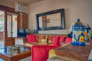 Departamento, varias camas, balcón, vista al océano (204-Plaza Mar) | Área de sala de estar