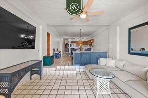 Departamento, varias camas, balcón, vista al océano (Plaza Dorada 603 604) | Área de sala de estar | Estación para reproductor de MP3 