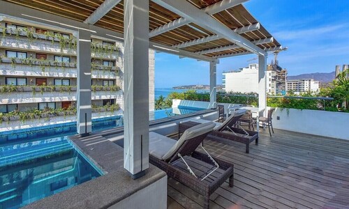 New 1 BR Condo - Oceanview Pool - 2 min to Beach