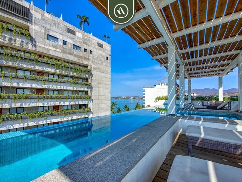 New 1 BR Condo - Oceanview Pool - 2 min to Beach