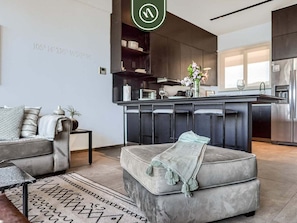 Condo, 1 King Bed, Pool Access, Ocean View (Sail View 312) | Living area
