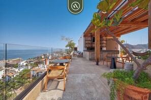 Apartamento, 1 cama King, cozinha, vista para o oceano (Sail View 312) | Opções para refeição ao ar livre