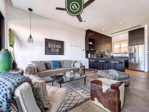 Condo, 1 Katil Raja (King), Pool Access, Ocean View (Sail View 312) | Ruang tamu